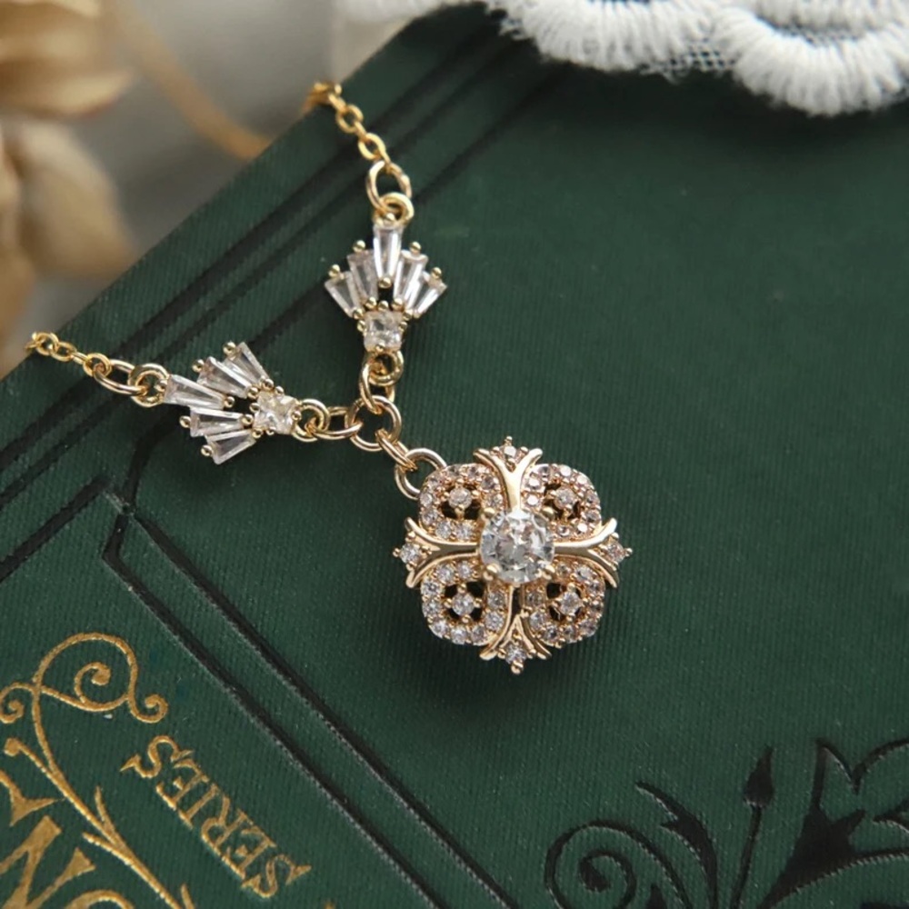 NEW in BOX Elegant Gold Pendant Necklace